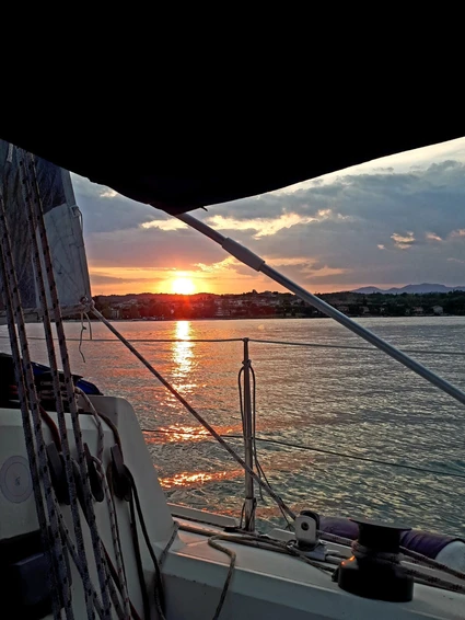 Uscita in barca a vela al tramonto nel bacino di Desenzano del Garda 10